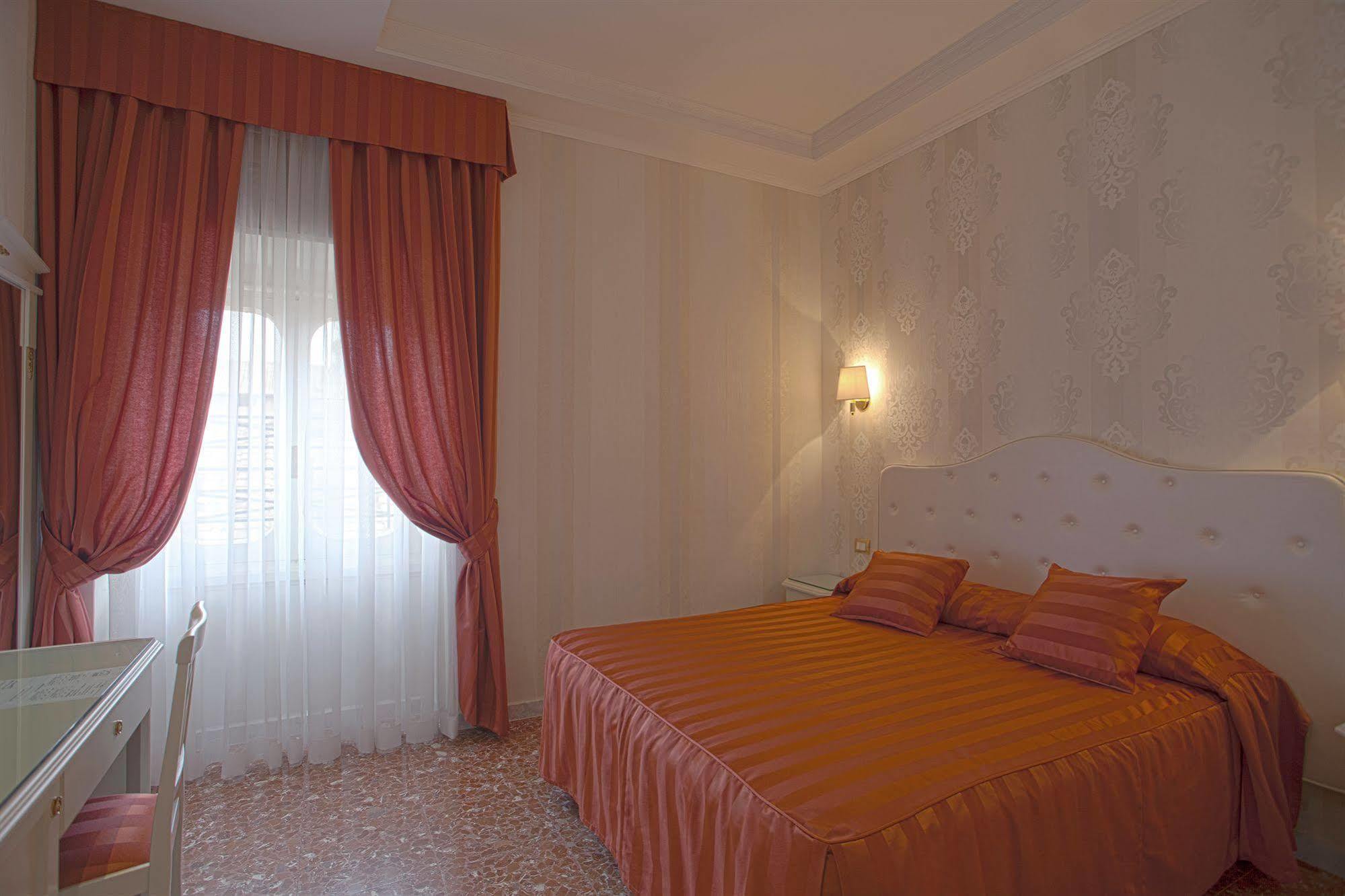 Navona Queen Rooftop Pensionat 2*